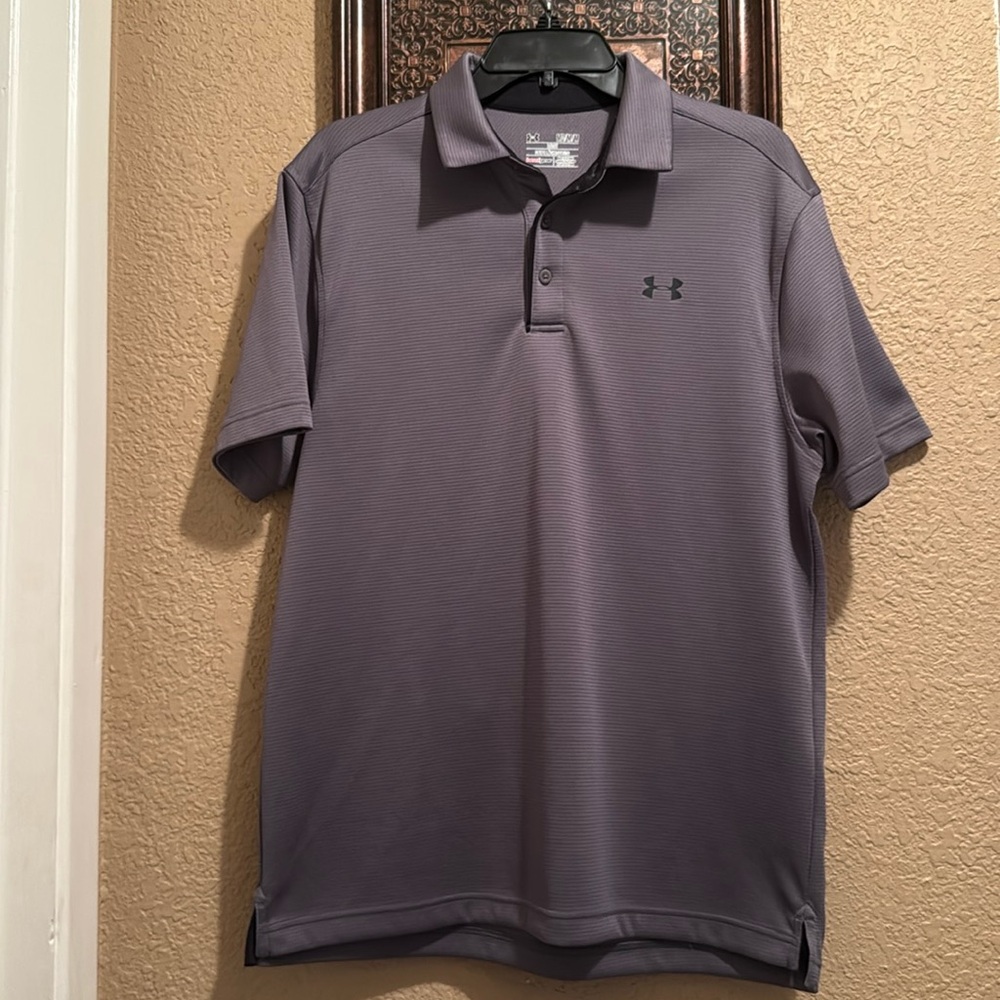 Like new Under Armour heat gear Men's Polo Shirt. Loose fit.  Medium. Gray